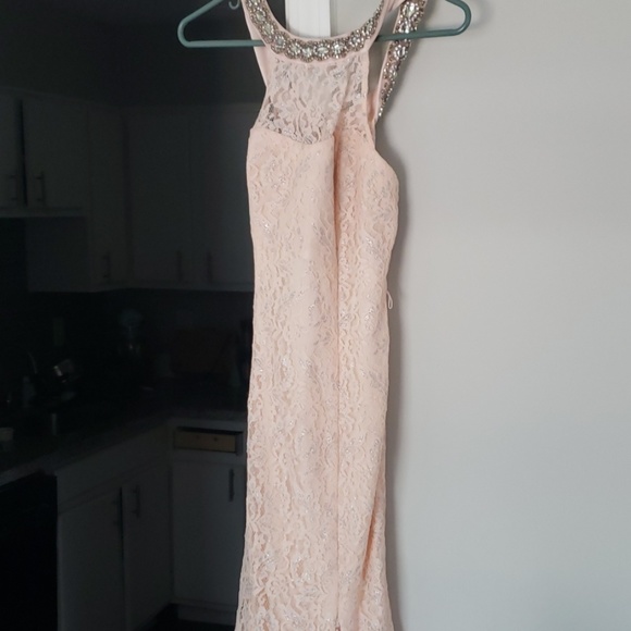 Formal lace gown - Picture 2 of 7